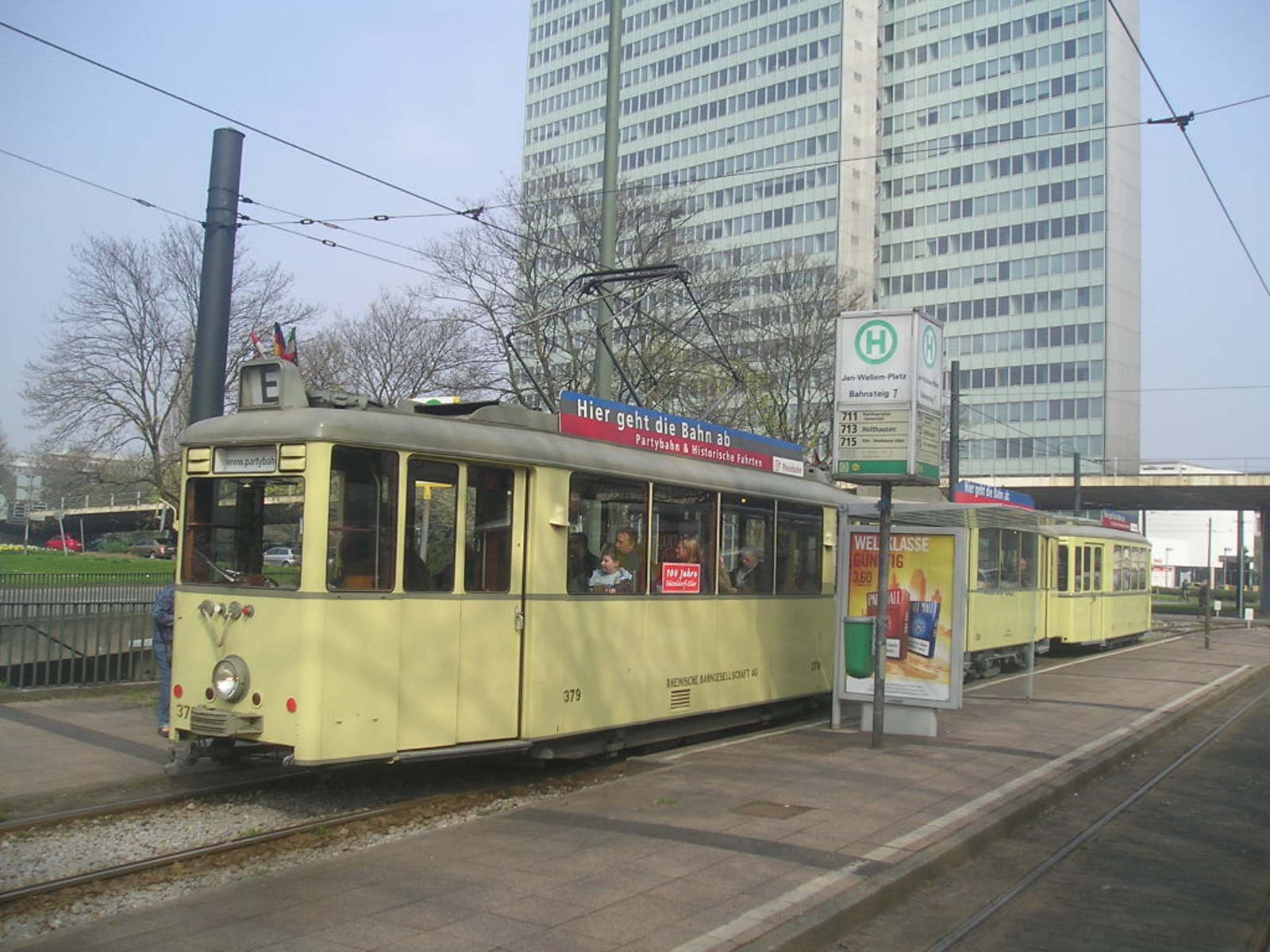 Foto van Rheinbahn Diverse trams 379