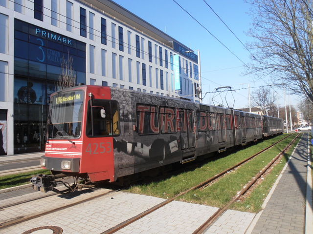 Foto van Rheinbahn Stadtbahnwagen B 4253 Tram door Perzik