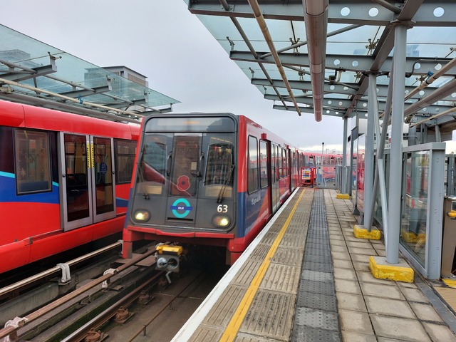 Foto van DLR Docklands B90/B92/B2K 63 Metro door Jossevb