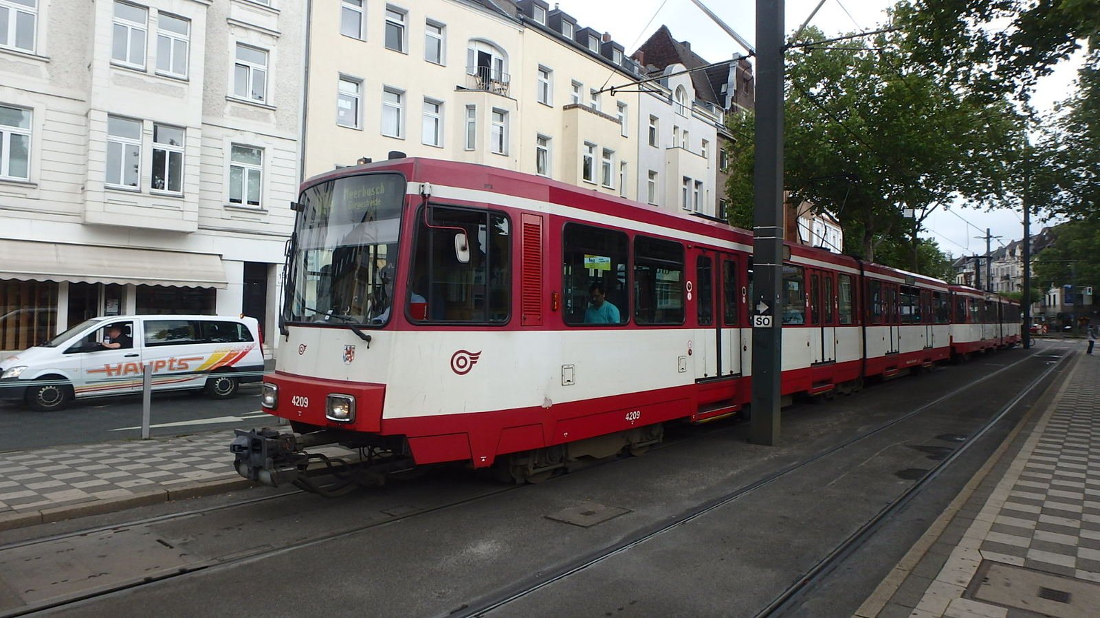 Foto van Rheinbahn Stadtbahnwagen B 4209
