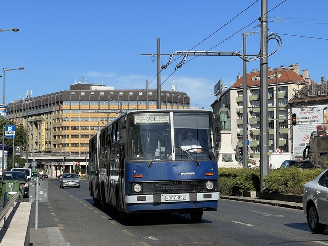 Foto van BKK Ikarus 280.49 806 Gelede bus door Stadsbus