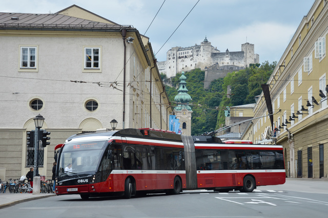 Foto van Salzburg Solaris Trollino 18 327 Gelede bus door Pakjesboot12