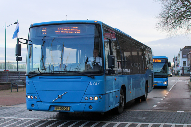 Foto van OVinIJ Volvo 8700 RLE 5737 Standaardbus door Bussenentreinenrondzwolle