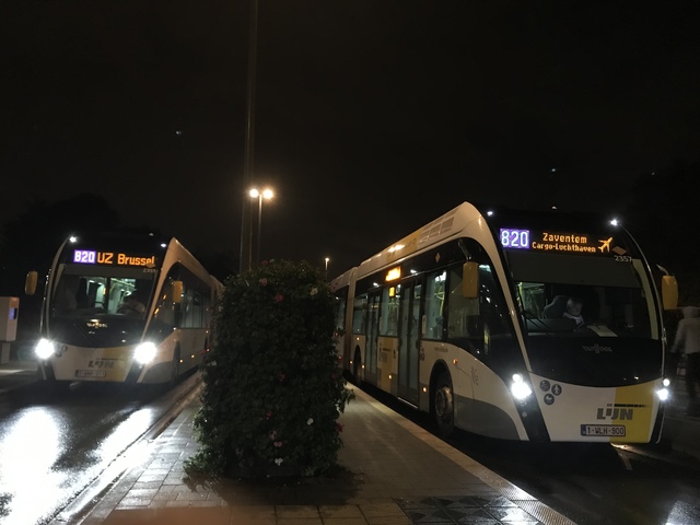 Foto van DeLijn Van Hool ExquiCity Hybrid 2351 Dubbelgelede bus door Delijn821
