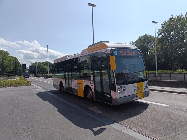 Foto van DeLijn Van Hool A309 Hybrid 2465 Midibus door BusfanTom
