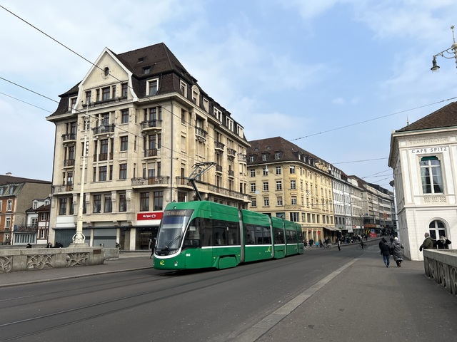 Foto van BVB Flexity 6013 Tram door Stadsbus