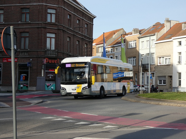 Foto van DeLijn VDL Citea SLE-120 Hybrid 2420 Standaardbus door Delijn821