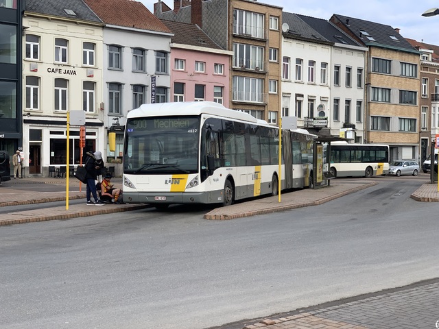 Foto van DeLijn Van Hool AG300 4832 Gelede bus door JeExiste