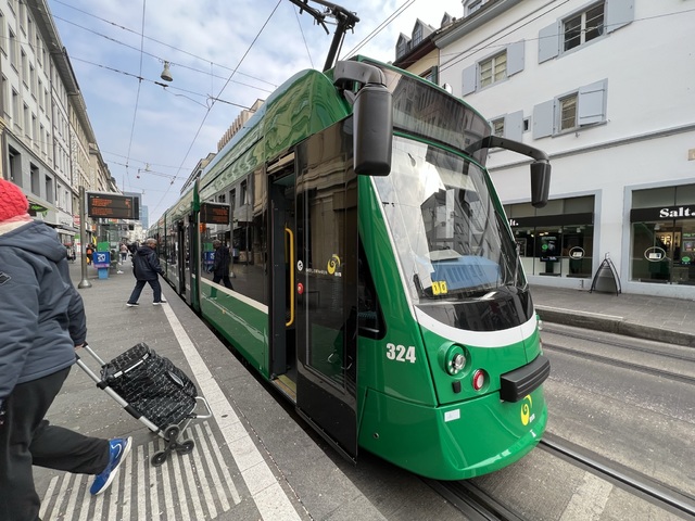 Foto van BVB Siemens Combino 324 Tram door Stadsbus