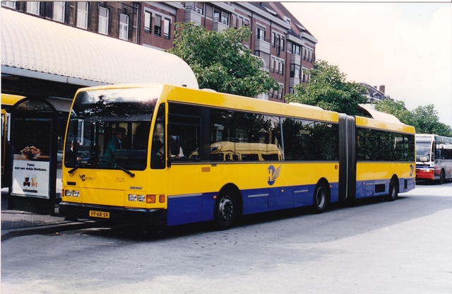 Foto van HER Berkhof 2000NL G 7123 Gelede bus door wyke2207