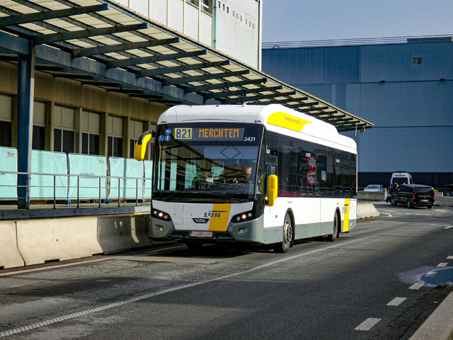 Foto van DeLijn VDL Citea SLE-120 Hybrid 2421 Standaardbus door Delijn821