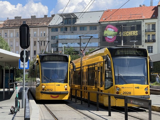 Foto van BKK Siemens Combino (2-richting) 2028 Tram door Stadsbus