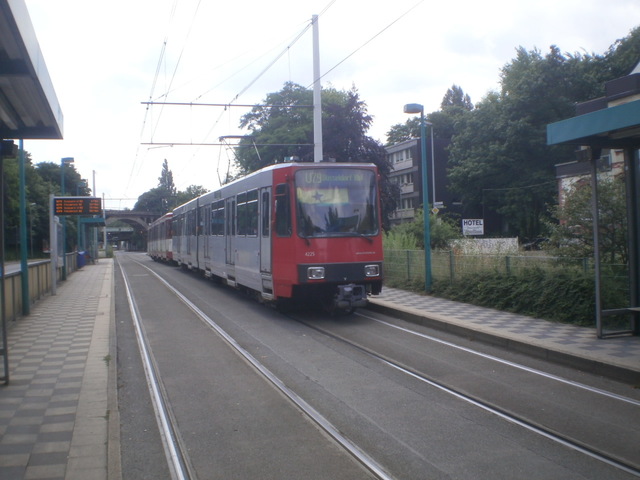 Foto van Rheinbahn Stadtbahnwagen B 4225 Tram door_gemaakt Perzik