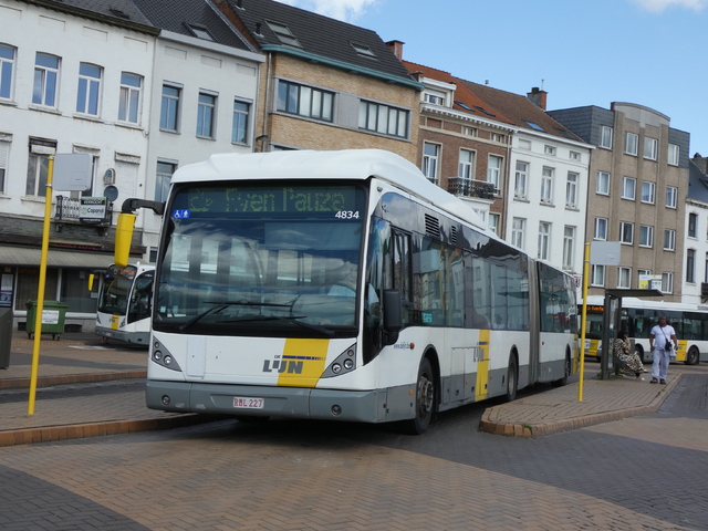Foto van DeLijn Van Hool AG300 4834 Gelede bus door_gemaakt Delijn821