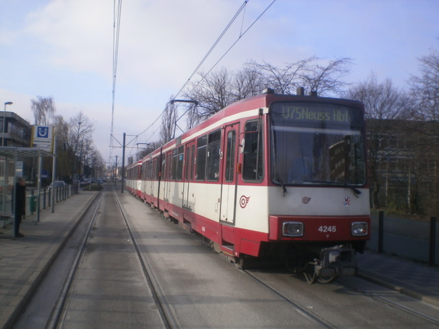 Foto van Rheinbahn Stadtbahnwagen B 4245 Tram door_gemaakt Perzik