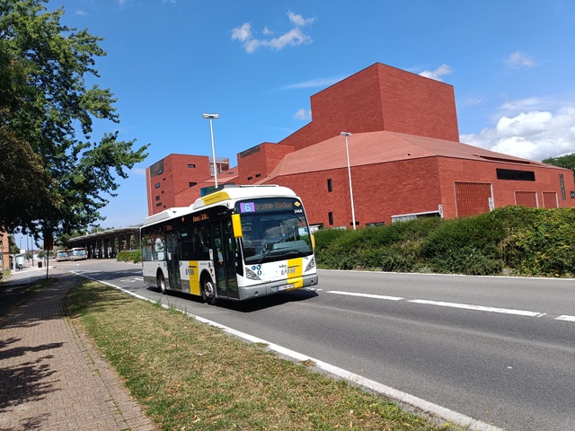 Foto van DeLijn Van Hool A309 Hybrid 2468 Midibus door BusfanTom