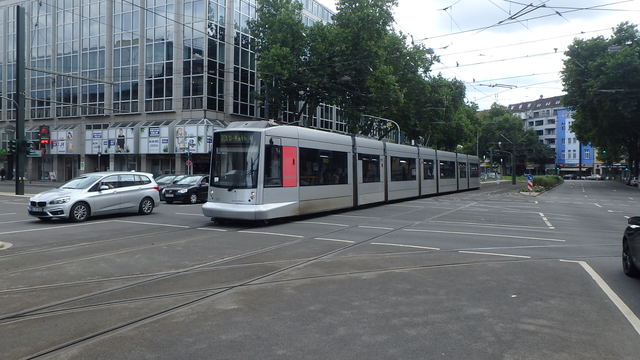 Foto van Rheinbahn NF10 2022 Tram door_gemaakt Perzik