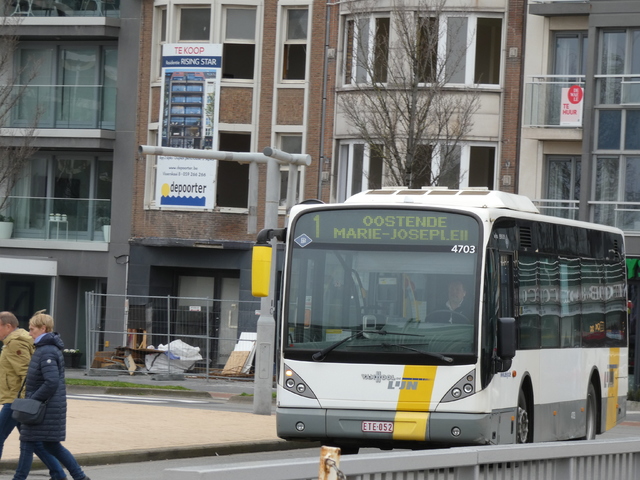Foto van DeLijn Van Hool A309 4703 Midibus door Delijn821