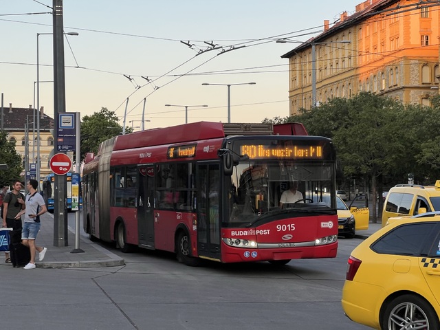Foto van BKK Solaris Trollino 18 9015 Gelede bus door Stadsbus