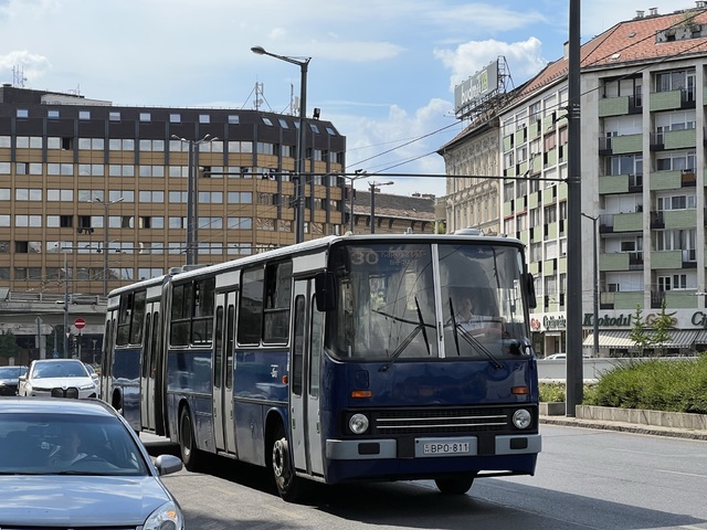 Foto van BKK Ikarus 280.49 811 Gelede bus door Stadsbus