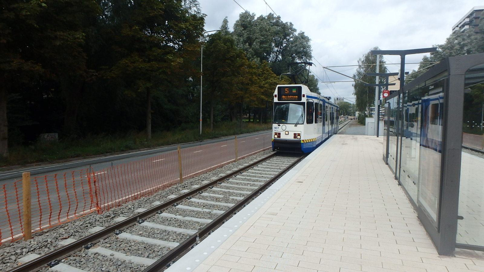 Foto van GVB 11G-tram 907