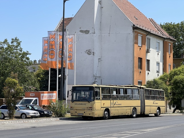 Foto van Volanbusz Ikarus C80.40A 202 Gelede bus door Stadsbus