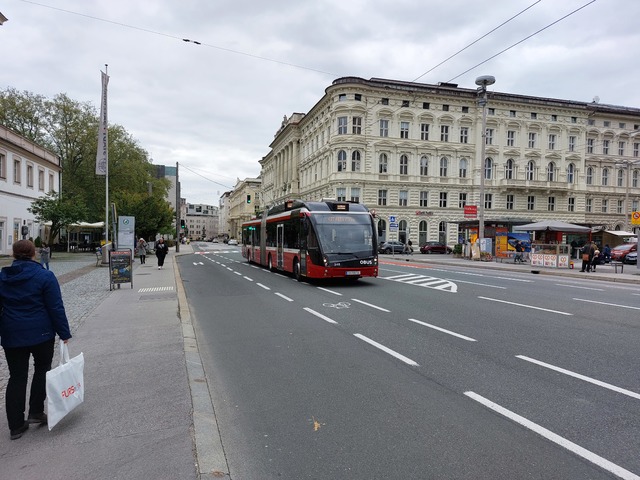 Foto van Salzburg Solaris Trollino 18 348 Gelede bus door_gemaakt Jossevb