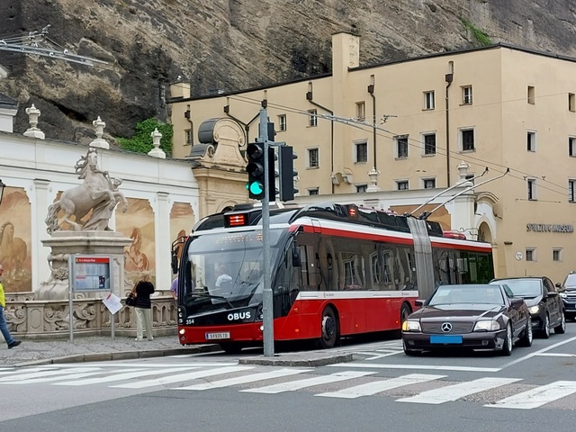 Foto van Salzburg Solaris Trollino 18 354 Gelede bus door Jossevb