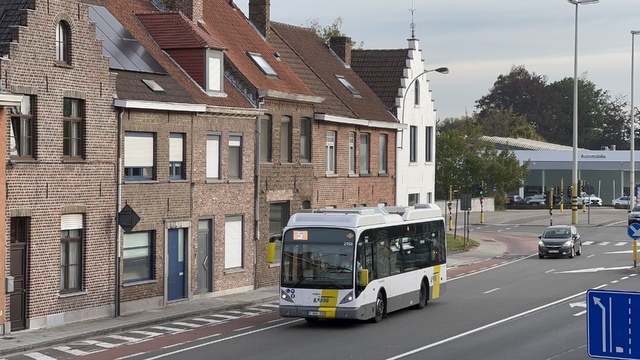 Foto van DeLijn Van Hool A309 Hybrid 2456 Midibus door Stadsbus