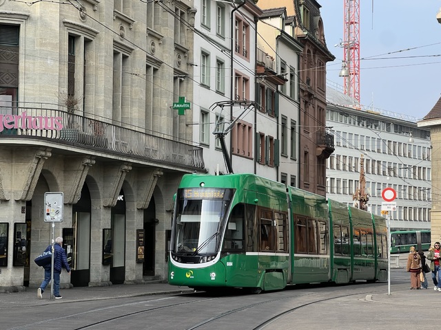 Foto van BVB Flexity 6004 Tram door Stadsbus