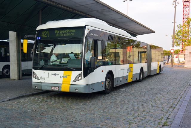 Foto van DeLijn Van Hool AG300 4752 Gelede bus door NLRail