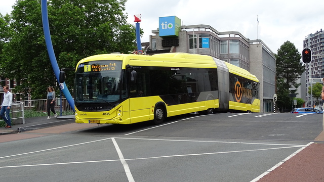 Foto van QBZ Heuliez GX437 ELEC 4835 Gelede bus door SteefAchterberg