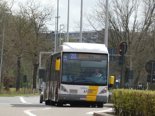 Foto van DeLijn Van Hool AG300 5242 Gelede bus door Delijn821