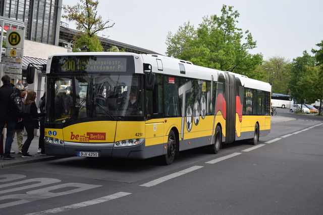 Foto van BVG Solaris Urbino 18 4251 Gelede bus door MightyBusdriver