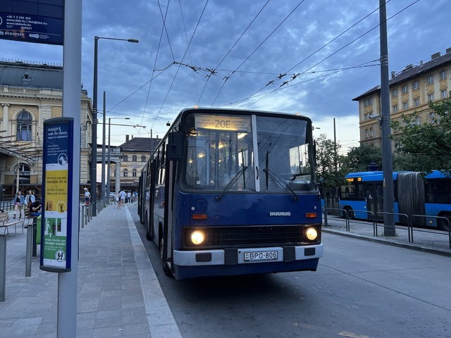 Foto van BKK Ikarus 280.49 806 Gelede bus door Stadsbus