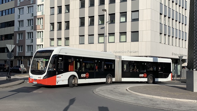 Foto van KVB VDL Citea SLFA-181 Electric 6004 Gelede bus door_gemaakt Stadsbus