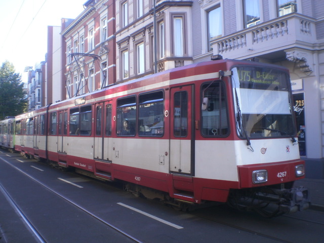 Foto van Rheinbahn Stadtbahnwagen B 4267 Tram door_gemaakt Perzik