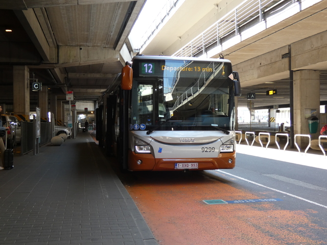 Foto van MIVB Iveco Urbanway 18 Hybrid 9299 Gelede bus door Delijn821