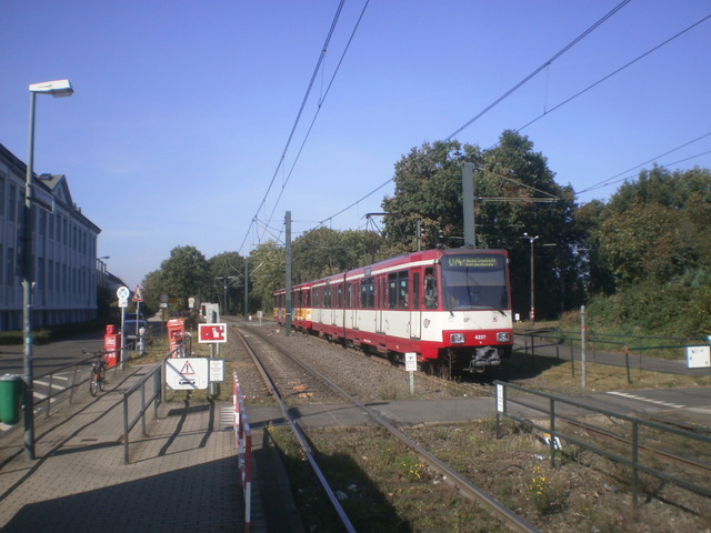 Foto van Rheinbahn Stadtbahnwagen B 4227 Tram door_gemaakt Perzik