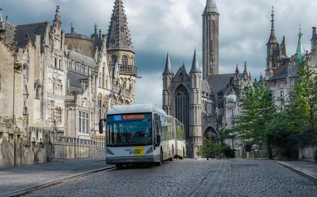Foto van DeLijn Van Hool AG300 5051 Gelede bus door RoelC