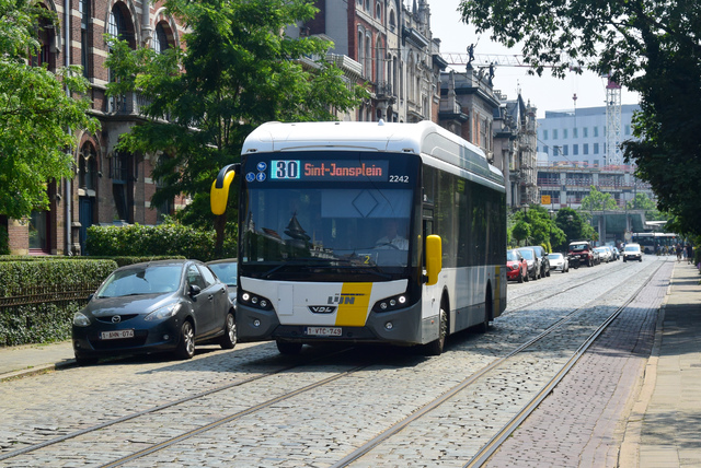 Foto van DeLijn VDL Citea SLE-120 Hybrid 2242 Standaardbus door NLRail