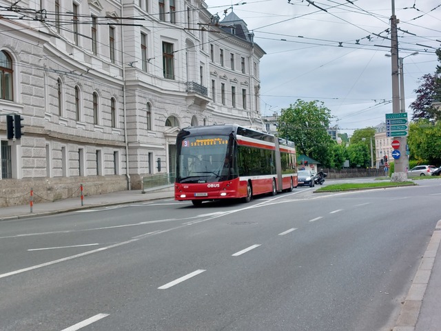 Foto van Salzburg Hess Swisstrolley 404 Gelede bus door_gemaakt Jossevb