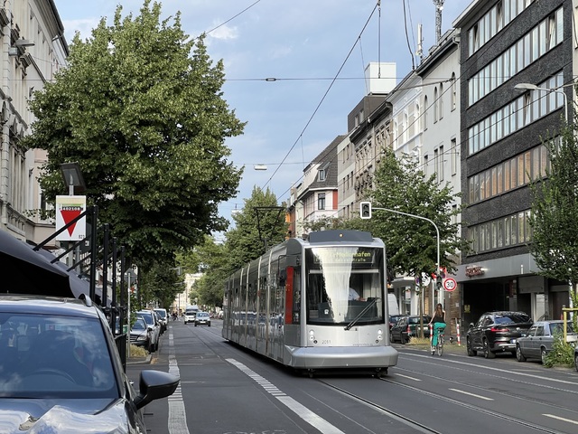 Foto van Rheinbahn NF10 2011 Tram door Stadsbus