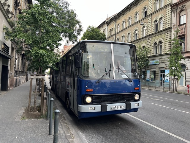 Foto van BKK Ikarus 280.49 977 Gelede bus door Stadsbus