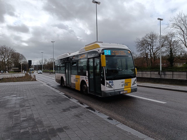 Foto van DeLijn Van Hool A309 Hybrid 2453 Midibus door BusfanTom