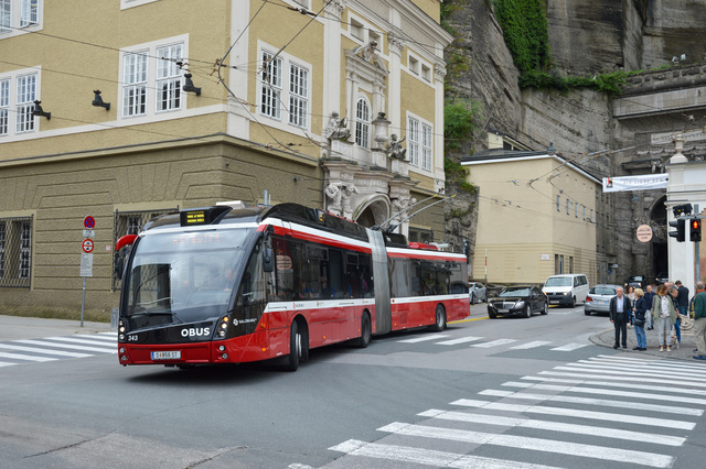 Foto van Salzburg Solaris Trollino 18 347 Gelede bus door Pakjesboot12