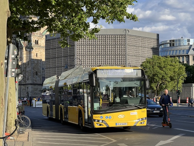 Foto van BVG Solaris Urbino 18 E 5425 Gelede bus door_gemaakt Stadsbus