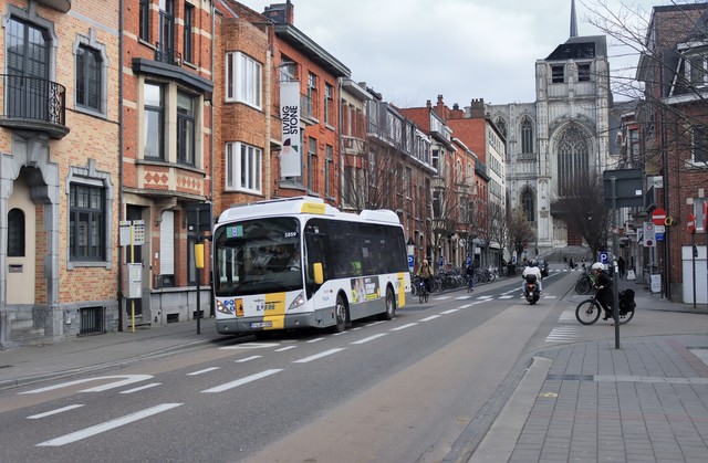 Foto van DeLijn Van Hool A309 Hybrid 5859 Midibus door mauricehooikammer