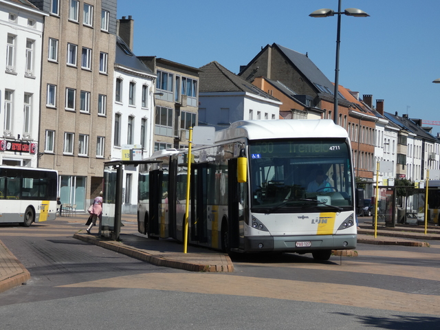 Foto van DeLijn Van Hool AG300 4711 Gelede bus door_gemaakt Delijn821