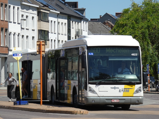 Foto van DeLijn Van Hool AG300 4822 Gelede bus door_gemaakt Delijn821